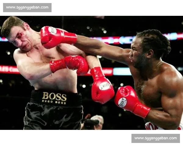 铁血对决刘易斯与小克里琴科的世纪重量级之战拳坛传奇巅峰碰撞